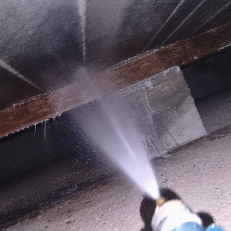 床下木材にシロアリ駆除剤を散布