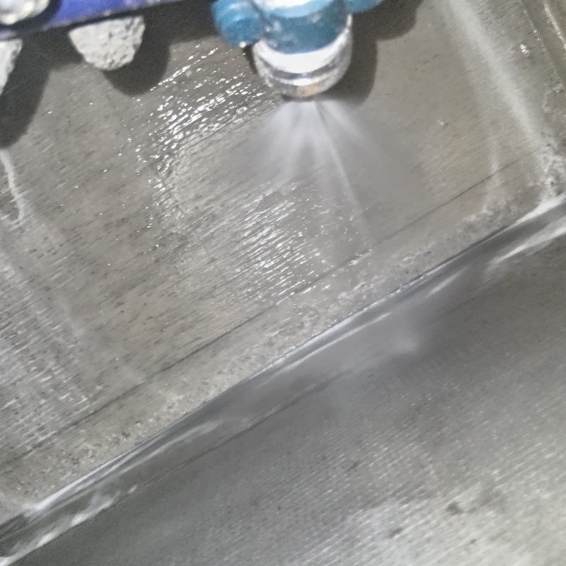 地面にシロアリ駆除剤を散布