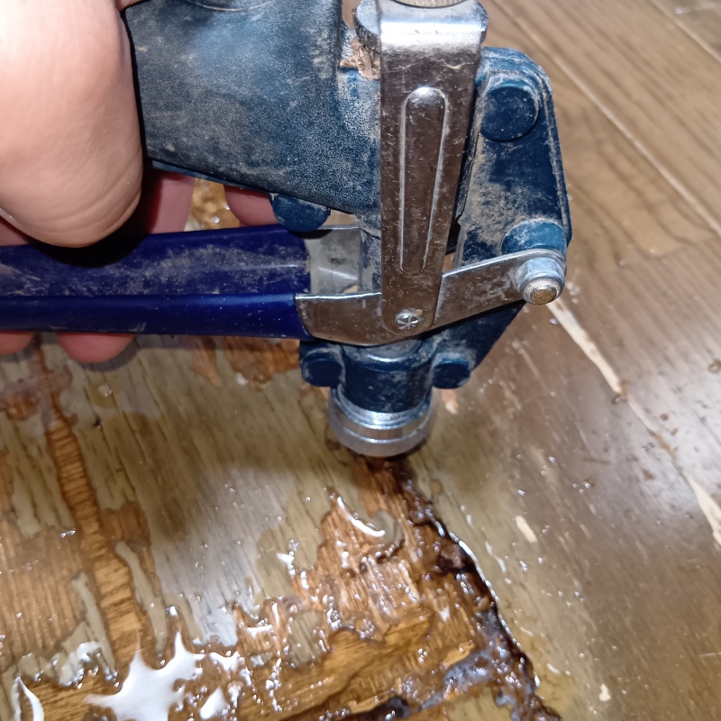 傷んだ木材に穴を開けてシロアリ駆除剤を注入