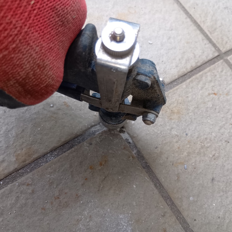 玄関床の目地からシロアリ駆除剤を注入