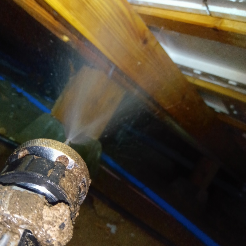 床下木材にシロアリ駆除剤を散布