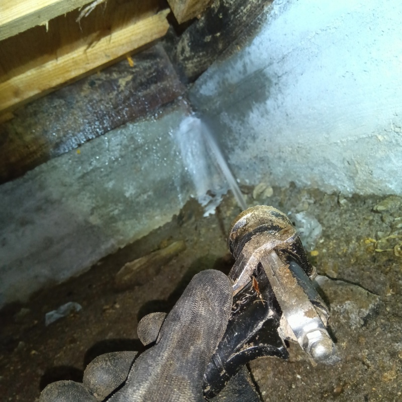 基礎にシロアリ駆除剤を散布