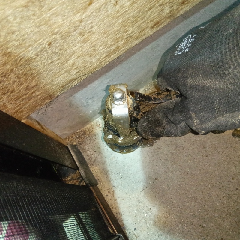 コンクリートに穴を開けてシロアリ駆除剤を注入