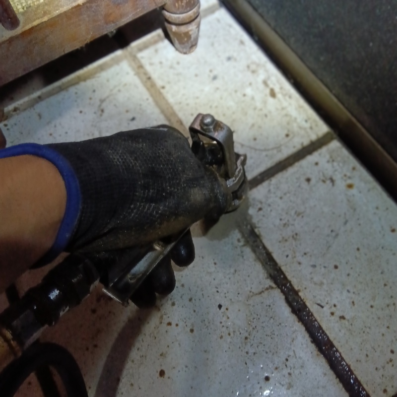 玄関床の目地からシロアリ駆除剤を注入