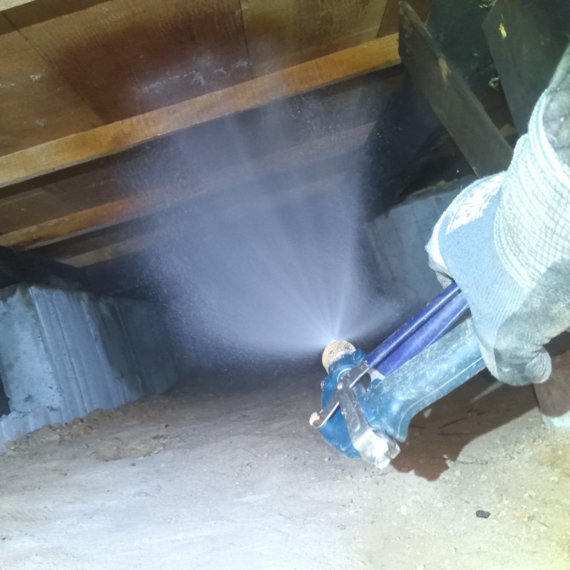 床下木材にシロアリ駆除剤を散布