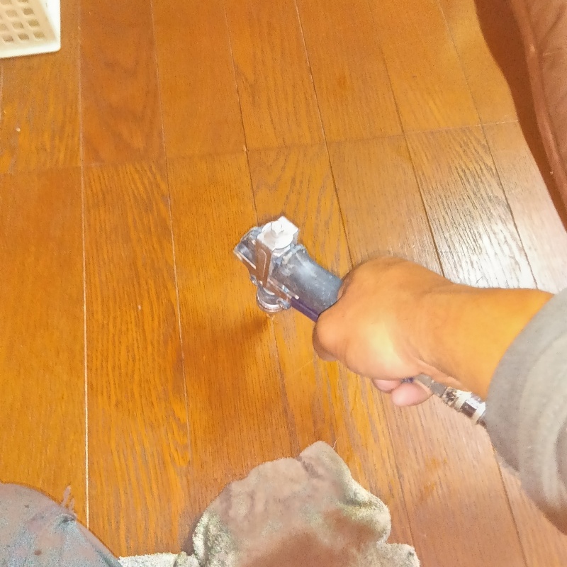 フローリングに穴を開けてシロアリ駆除剤を注入
