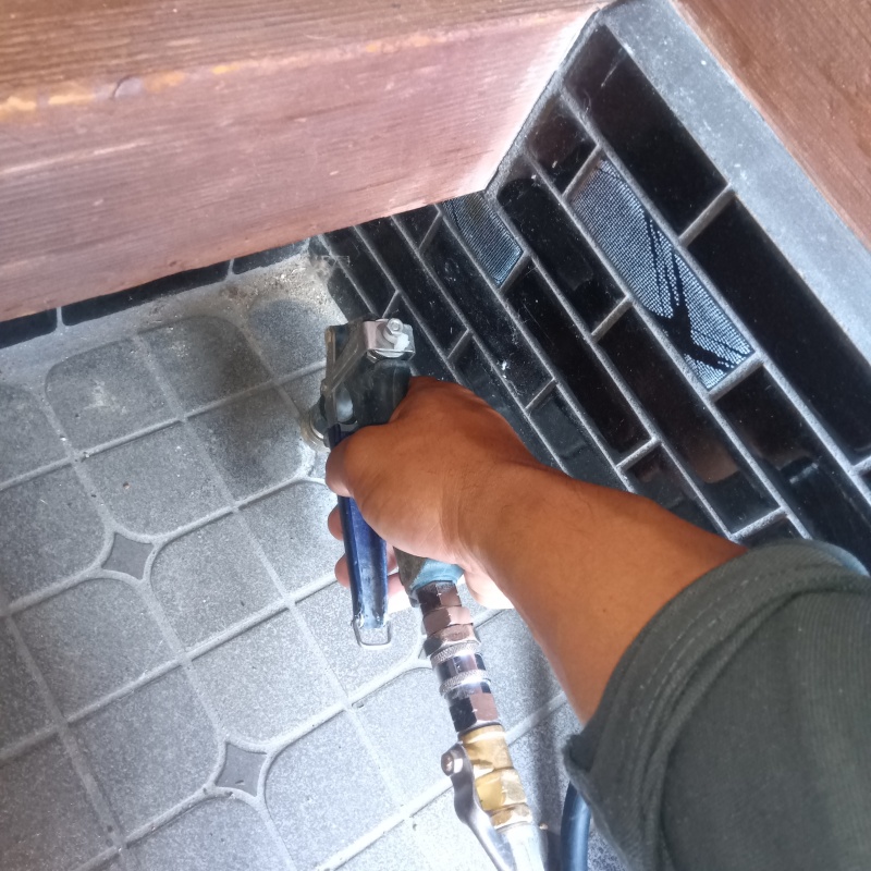 玄関床の目地からシロアリ駆除剤を注入