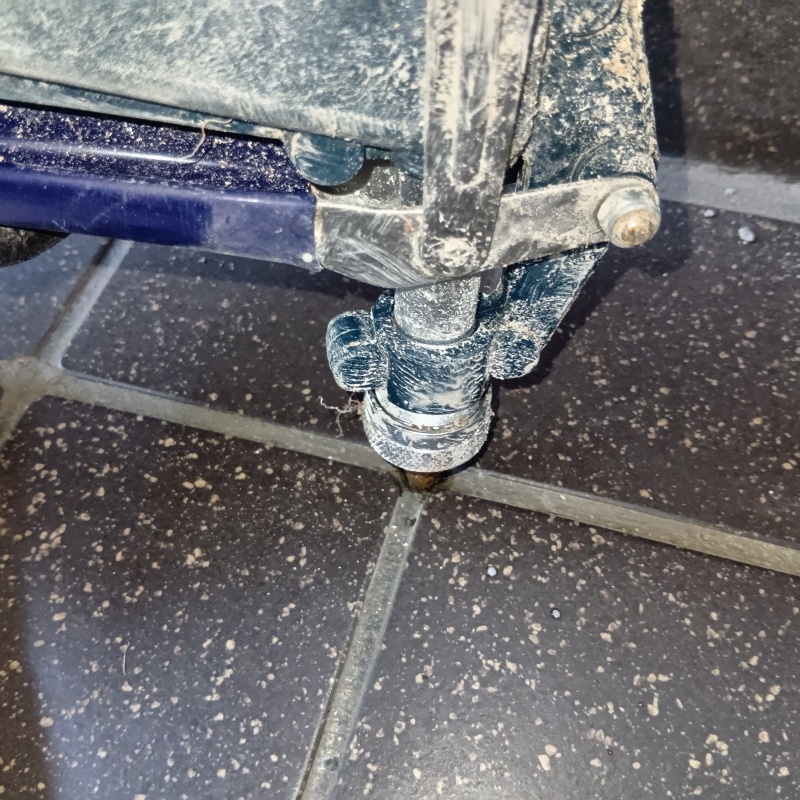 玄関床に穴を開けてシロアリ駆除剤を注入