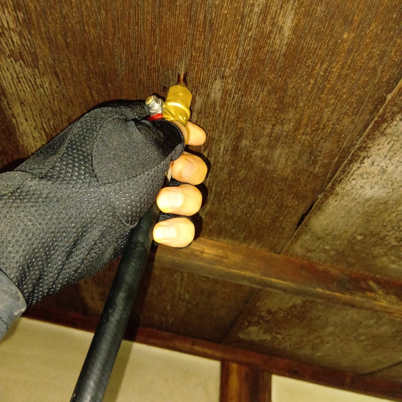 天井に穴を開けてシロアリ駆除剤を注入