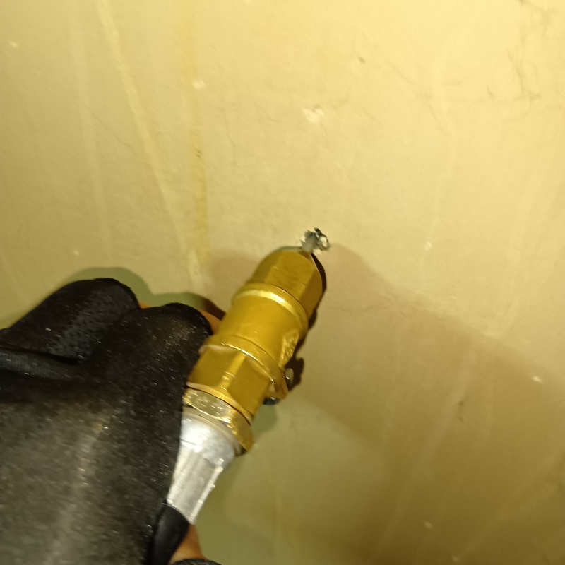 壁材に穴を開けてシロアリ駆除剤を注入