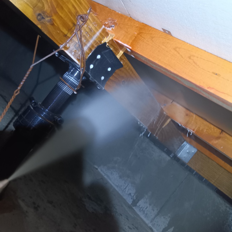 床下木材に防蟻剤を散布