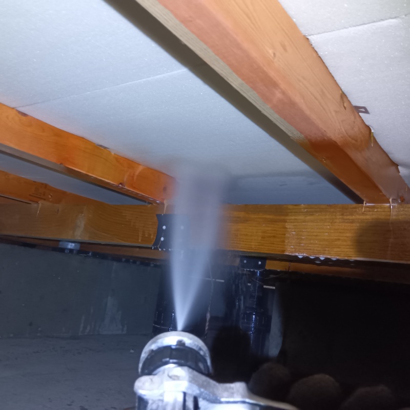 床下断熱材に防蟻剤を散布