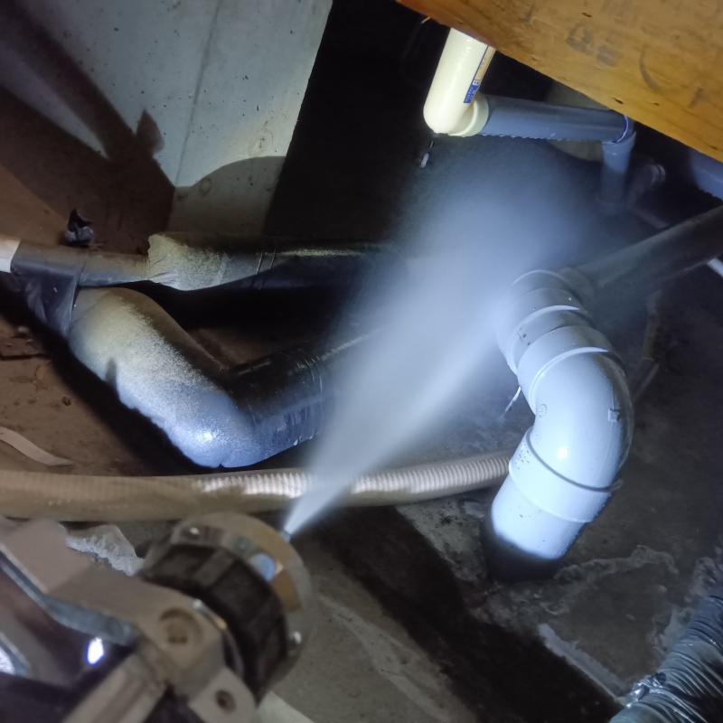 地面に防蟻剤を散布