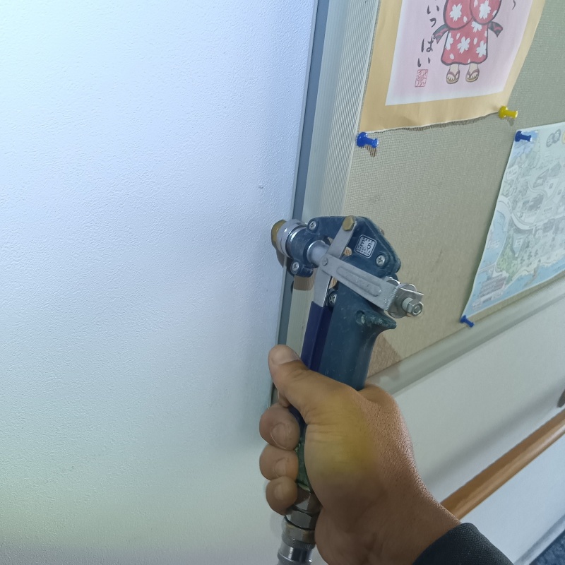 壁材に穴を開けてシロアリ駆除剤を注入