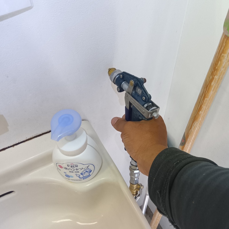 壁内部に直接シロアリ駆除剤を注入