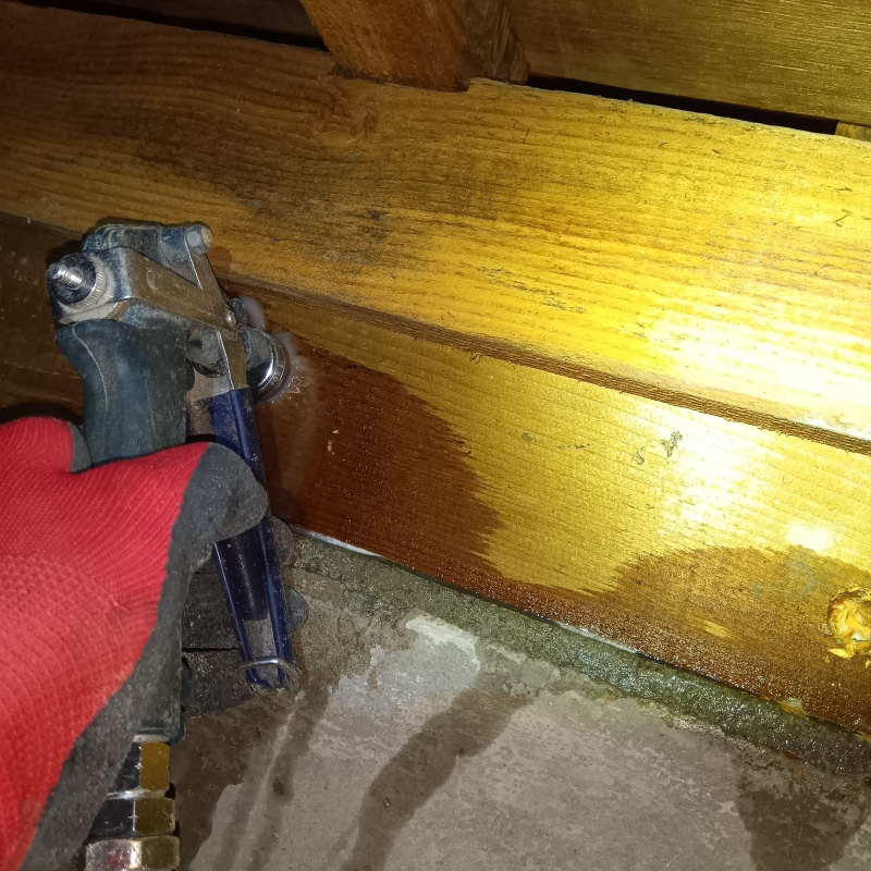 床下木材に穴を開けてシロアリ駆除剤を注入