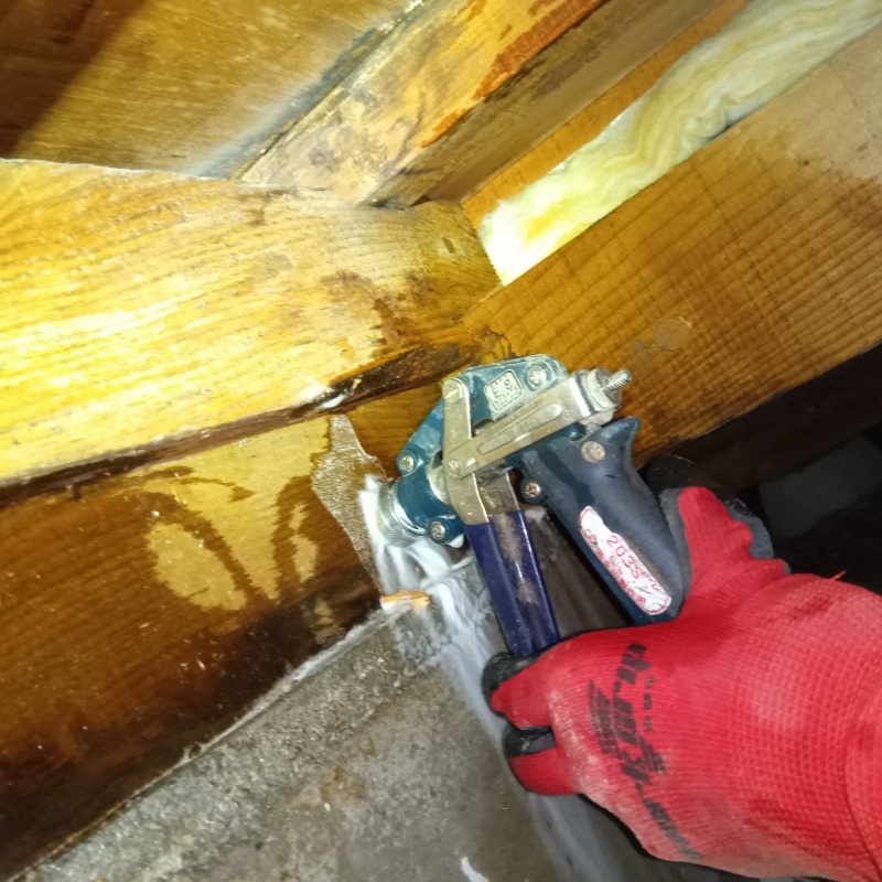 床下木材にシロアリ駆除剤を注入