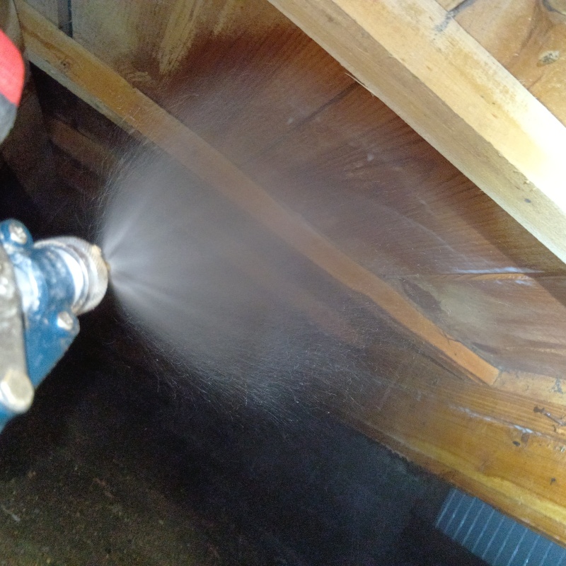 床下木材にシロアリ駆除剤を散布