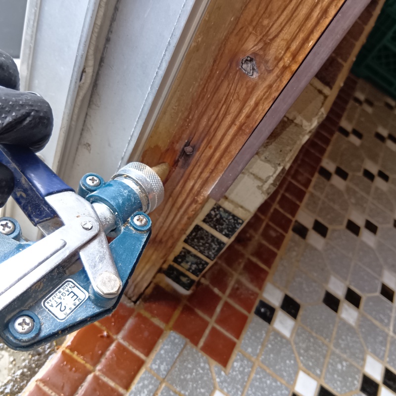 壁内部に直接シロアリ駆除剤を注入