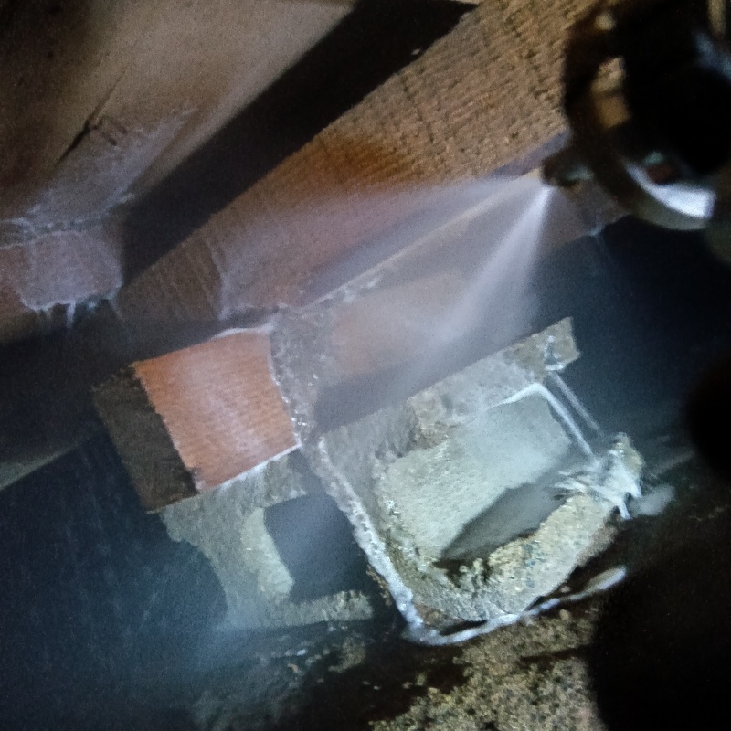 床下木材にシロアリ駆除剤を散布