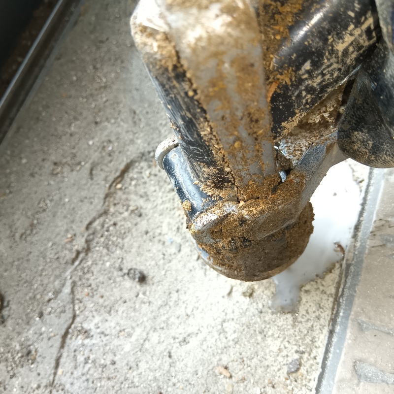 コンクリートに穴を開けてシロアリ駆除剤を注入