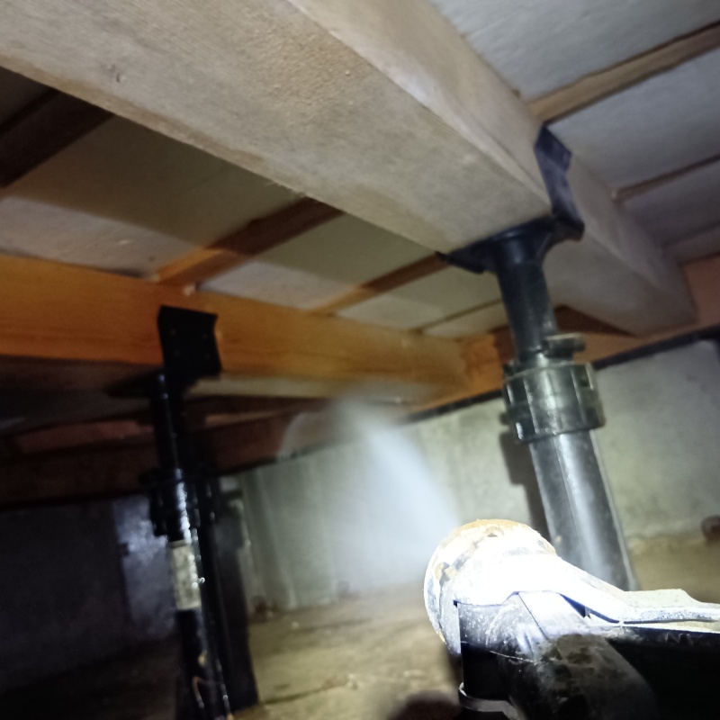 床下木材にシロアリ駆除剤を散布