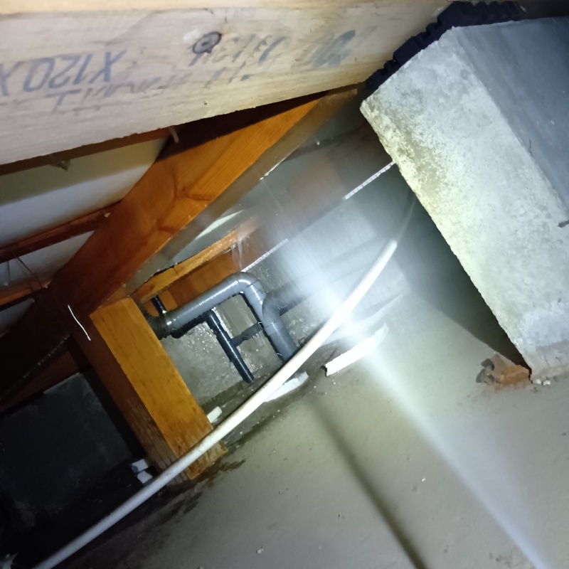 床下断熱材にシロアリ駆除剤を散布