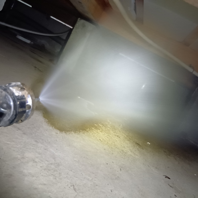 基礎にシロアリ駆除剤を散布