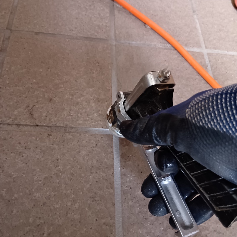 玄関床の目地からシロアリ駆除剤を注入