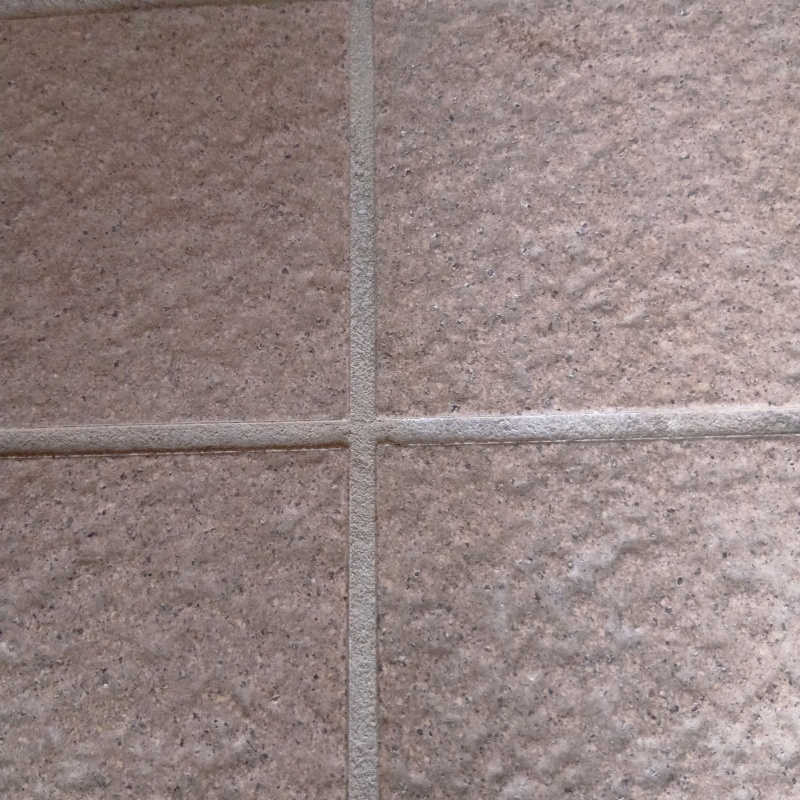 開けた穴をきれいに補修