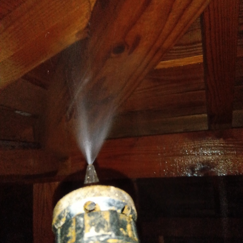 屋根裏の木材にシロアリ駆除剤を散布