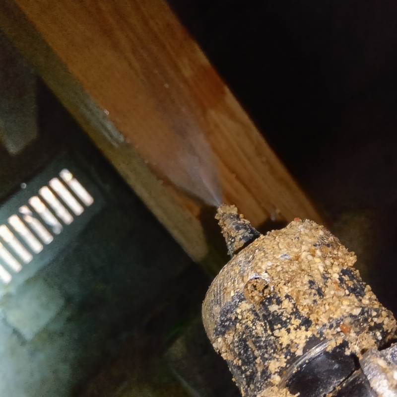 床下木材にシロアリ駆除剤を散布