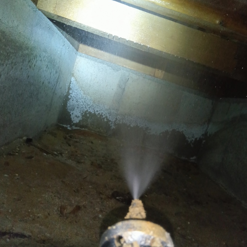 地面・基礎にシロアリ駆除剤を散布