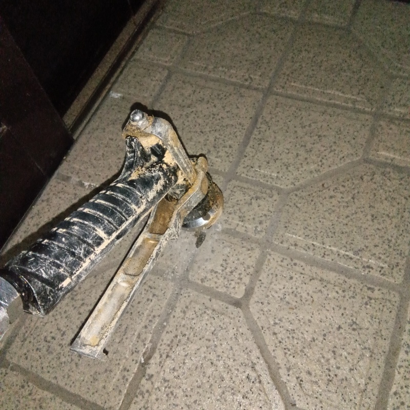 玄関床の目地からシロアリ駆除剤を注入