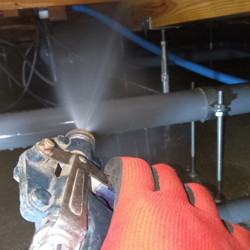 床下木材にシロアリ駆除剤を散布