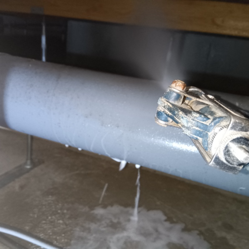 基礎にシロアリ駆除剤を散布