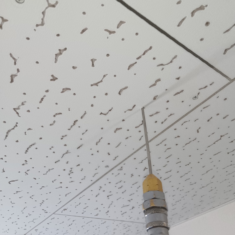 天井に穴を開けてシロアリ駆除剤を注入