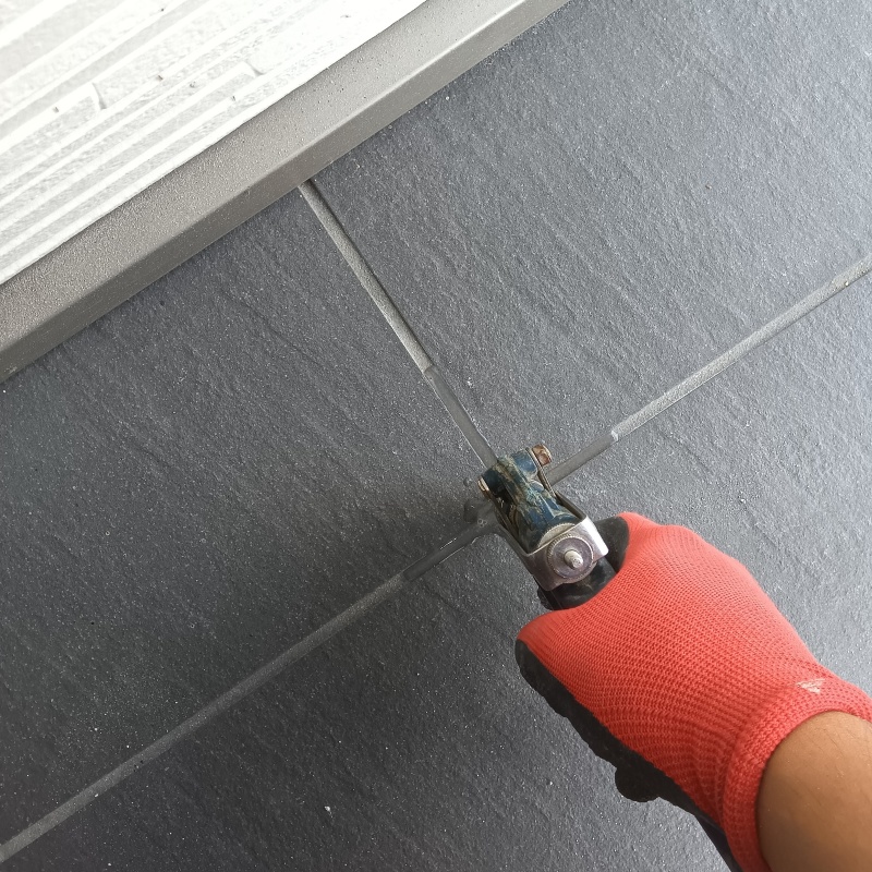 玄関床の目地からシロアリ駆除剤を注入