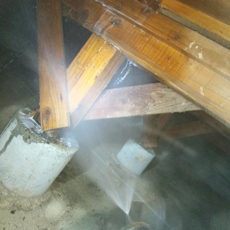床下木材にシロアリ駆除剤を散布