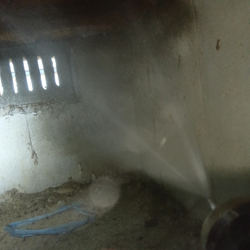 基礎にシロアリ駆除剤を散布