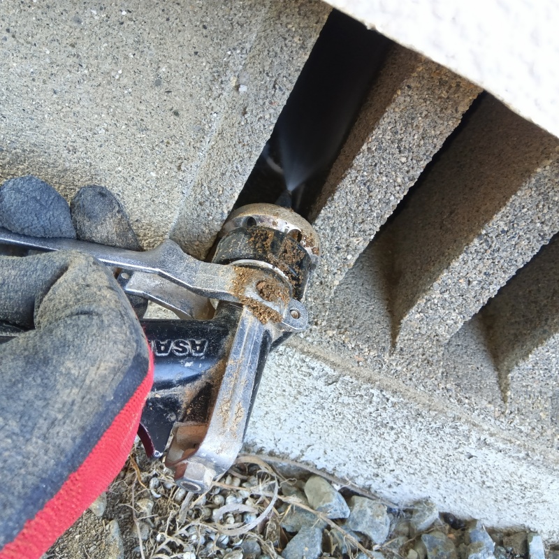 床下換気口まわりの土壌にシロアリ駆除剤を散布