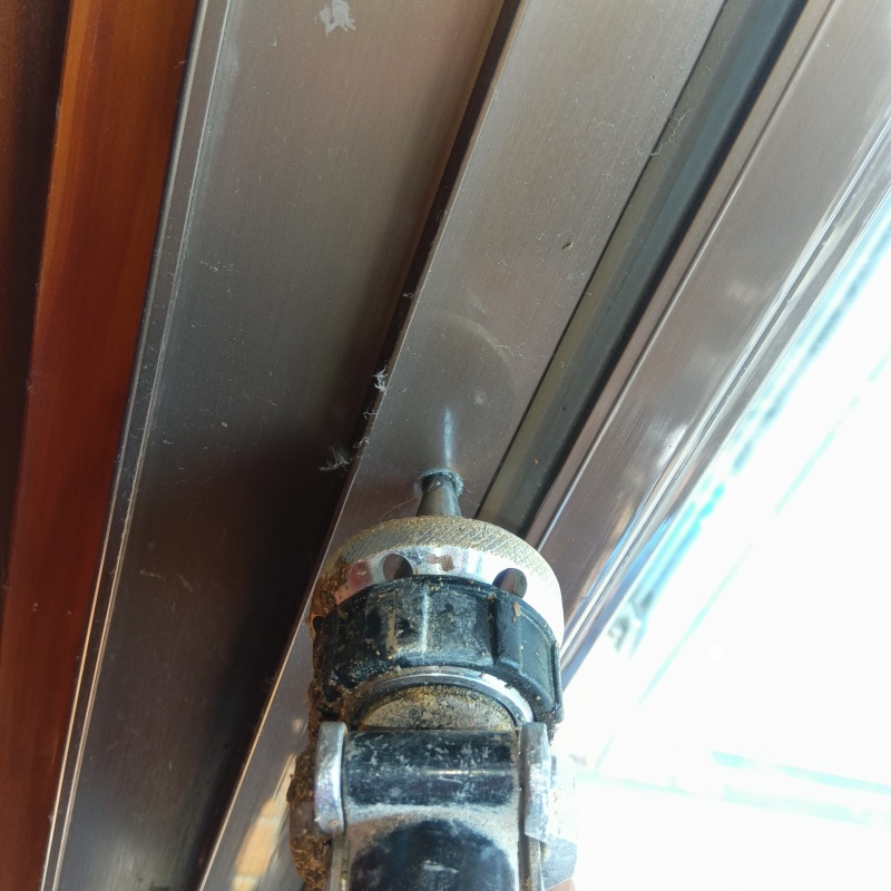 窓サッシにシロアリ駆除剤を注入