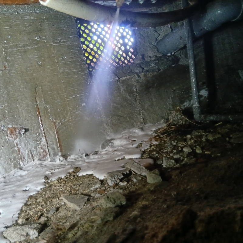 基礎にシロアリ駆除剤を散布