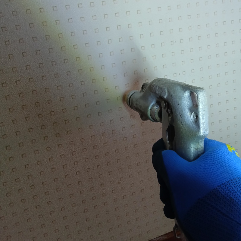 壁材に穴を開けてシロアリ駆除剤を注入