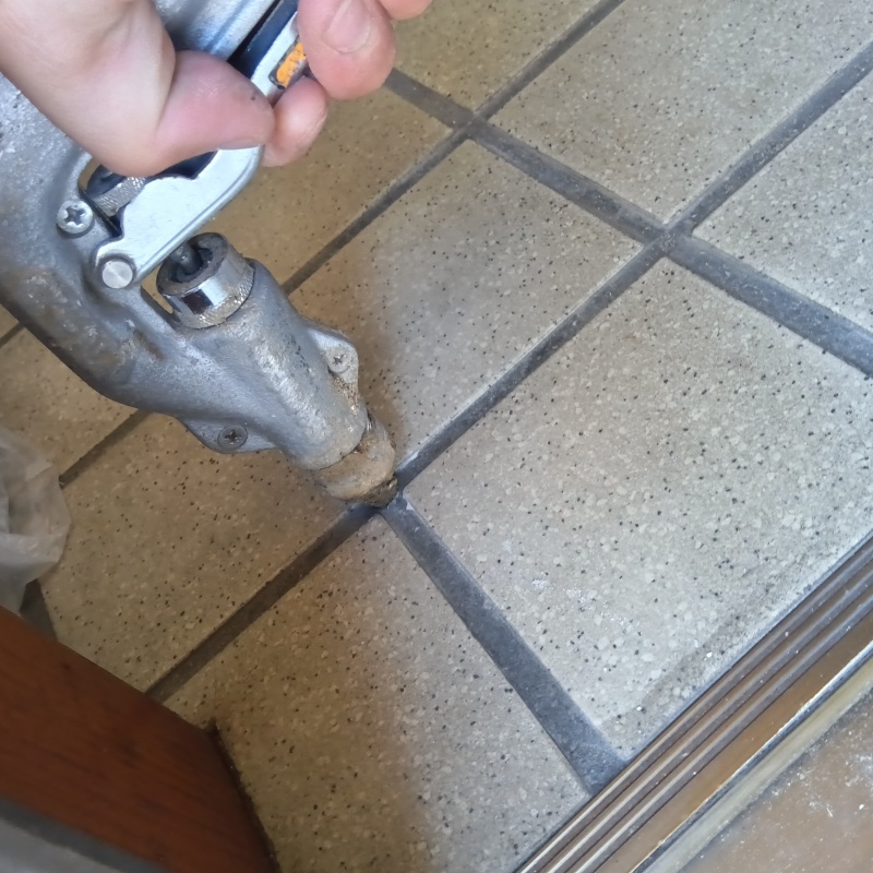 玄関床の目地からシロアリ駆除剤を注入