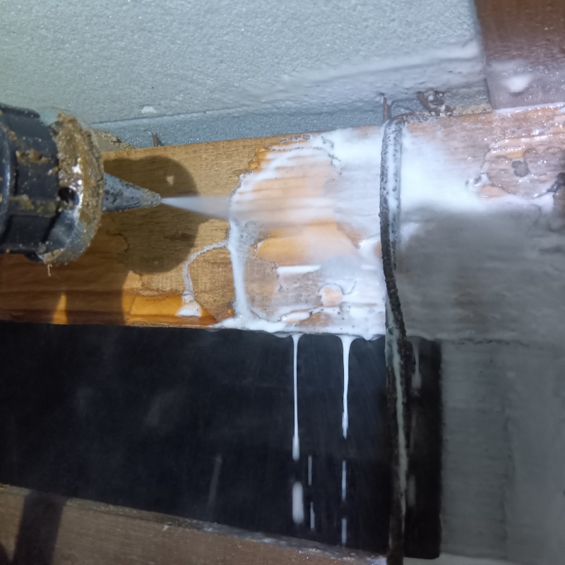 床下木材にシロアリ駆除剤を散布