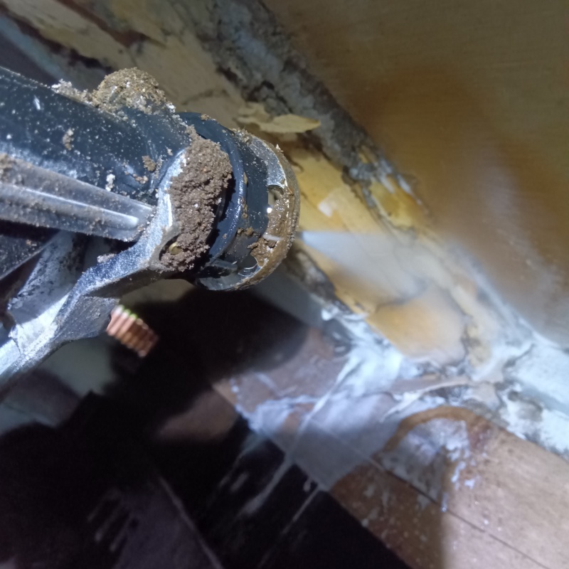 床下木材にシロアリ駆除剤を散布