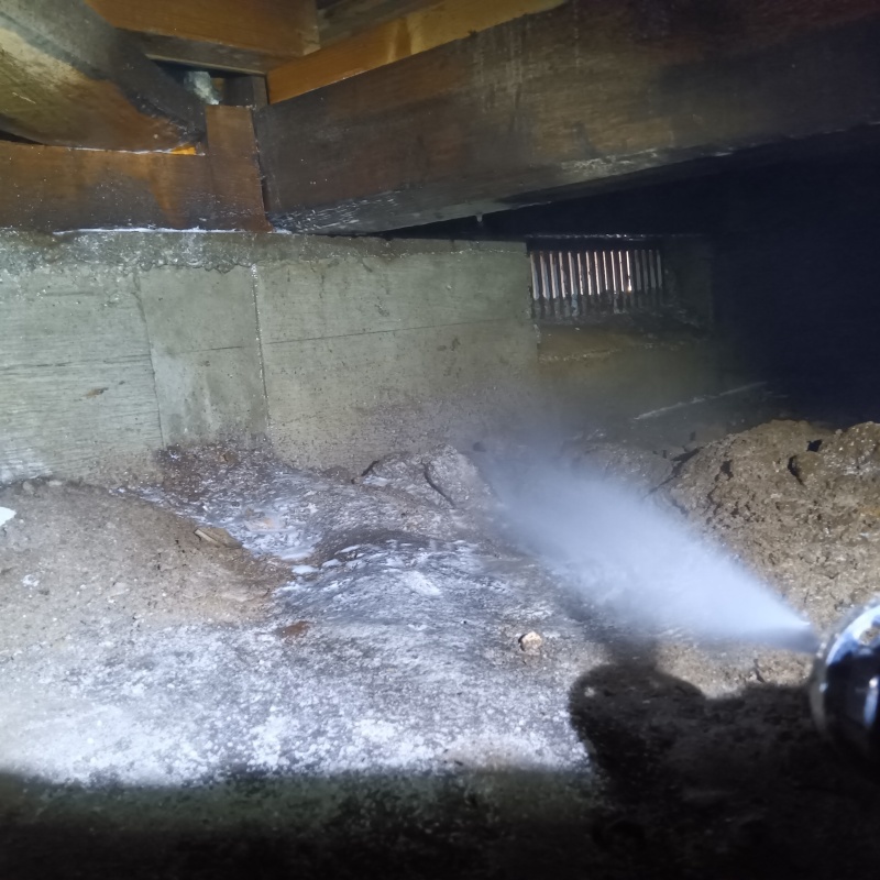 地面にシロアリ駆除剤を散布