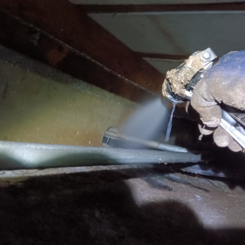 基礎にシロアリ駆除剤を散布