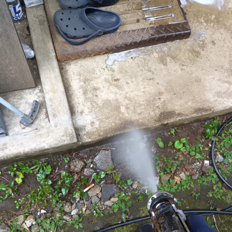 建物外周の土壌にシロアリ駆除剤を散布